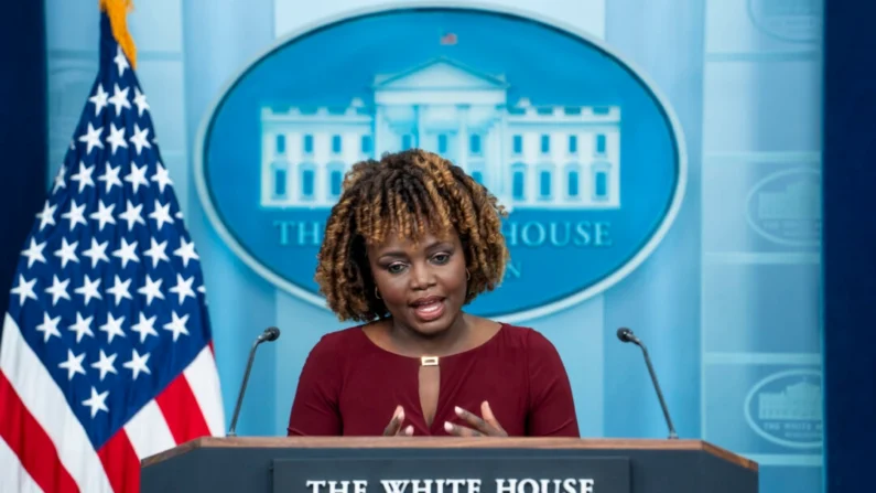 La secretaria de prensa de la Casa Blanca, Karine Jean-Pierre, habla con los medios durante una conferencia de prensa en la Casa Blanca en Washington el 15 de abril de 2024. (Madalina Vasiliu/The epoch Times)