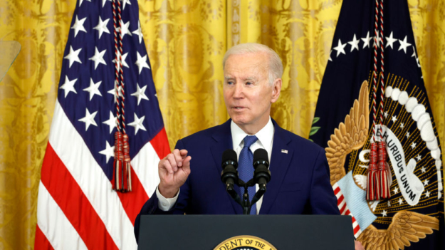 Administración de Biden finaliza regla que permite a «dreamers» inscribirse al «Obamacare»