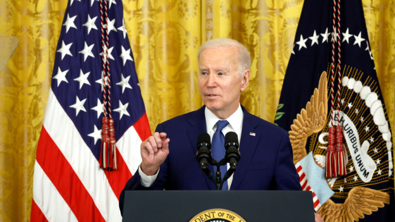 El presidente Joe Biden habla en un evento que conmemora el 13º aniversario de la Ley de Atención Médica Asequible en el Salón Este de la Casa Blanca el 23 de marzo de 023 en Washington, DC. (Anna Moneymaker/Getty Images)