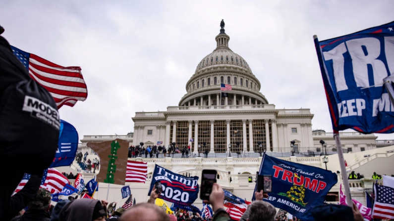 Manifestantes aparecen en el Capitolio de EE. UU. en Washington el 6 de enero de 2021. (Samuel Corum/Getty Images)
