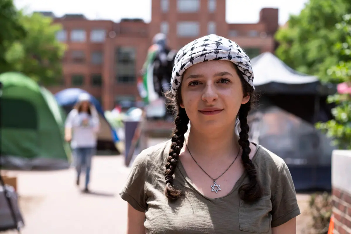 Miriam, estudiante de segundo curso de Psicología, en un campamento de estudiantes que protestan en la Universidad George Washington, en Washington, el 3 de mayo de 2024. (Madalina Vasiliu/The Epoch Times)