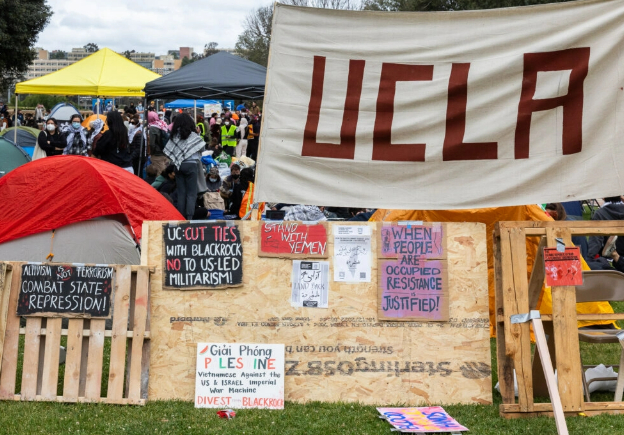 Estudiantes de la UCLA protestan contra el conflicto entre Israel y Hamás, en el campus de la UCLA en Los Ángeles, el 25 de abril de 2024. (John Fredricks/The Epoch Times)
