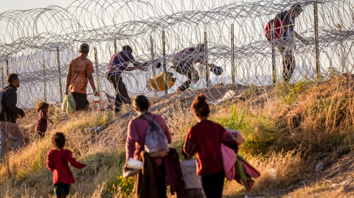 Inmigrantes ilegales cruzan a Estados Unidos desde México para ser procesados por agentes de la Patrulla Fronteriza en El Paso, Texas, el 8 de mayo de 2023. (John Moore/Getty Images)