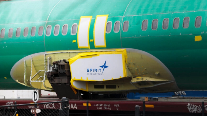El logo de Spirit AeroSystems aparece en un fuselaje de un 737 sin pintar en la fábrica de Boeing en Renton, Washington, el 25 de enero de 2024. (Jason Redmond/AFP vía Getty Images)