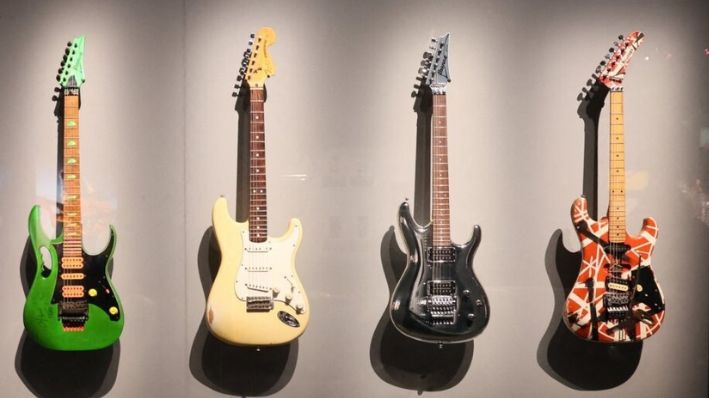 Guitarras eléctricas durante una visita de prensa a la exposición Metal Diabolus in Musica en la Cité de la Musique de París, el 4 de abril de 2024. (Alain Jocard/AFP vía Getty Images)