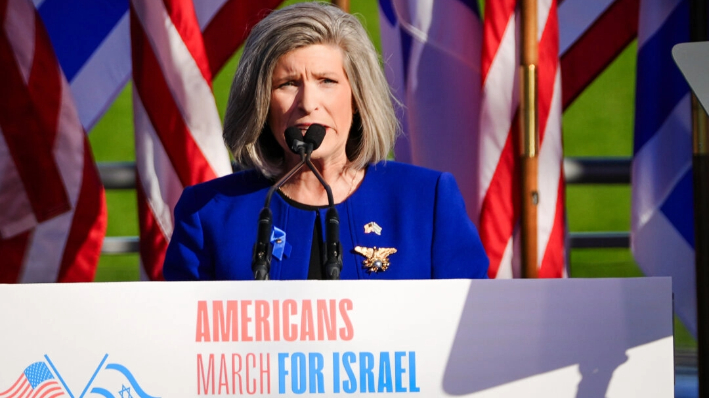 La senadora Joni Ernst (R-Iowa) habla durante una marcha por Israel en Washington el 14 de noviembre de 2023. (Madalina Vasiliu/The Epoch Times)