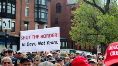 Manifestación masiva contra inmigración ilegal, celebra priorizar a veteranos sin hogar sobre inmigrantes