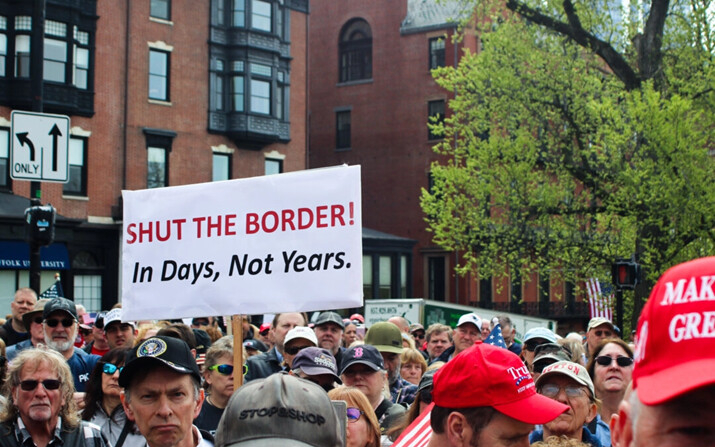 Una multitud se reúne frente a la Cámara de Representantes del estado de Massachusetts para protestar contra las políticas de fronteras abiertas tanto estatales como federales, el 4 de mayo de 2024. (Alice Giordano/The Epoch Times)
