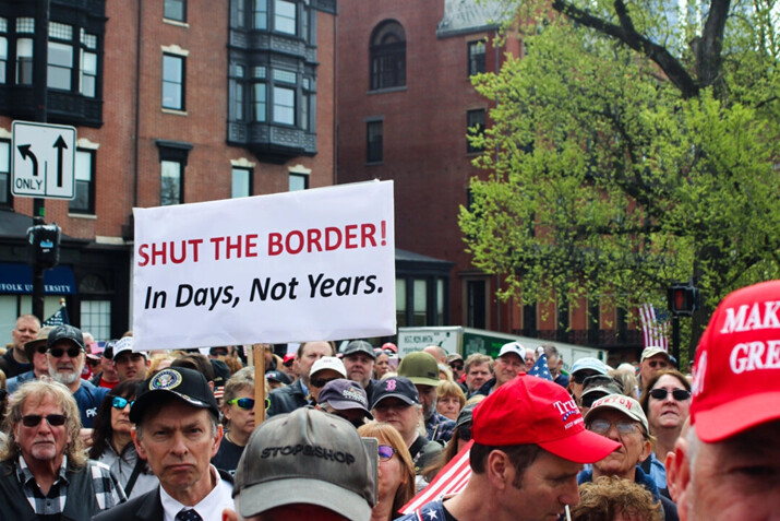 Manifestación masiva contra inmigración ilegal, celebra priorizar a veteranos sin hogar sobre inmigrantes