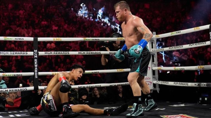 Canelo Álvarez derriba a Jaime Munguía en una pelea por el título de peso súper mediano en Las Vegas, el 4 de mayo de 2024. (John Locher/AP Photo)