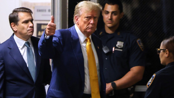 El expresidente Donald Trump da un pulgar hacia arriba mientras regresa a la sala después de un descanso en su juicio por presuntamente encubrir "pagos por silencio" en el Tribunal Penal de Manhattan el 2 de mayo de 2024 en la ciudad de Nueva York. (Charly Triballeau-Pool/Getty Images)