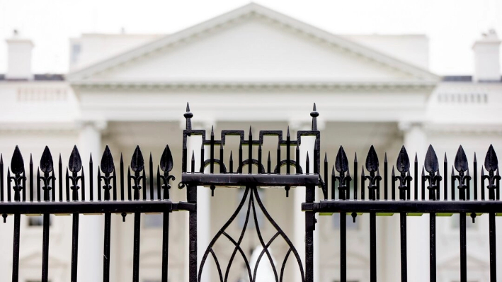La Casa Blanca es visible a través de la valla en el Jardín Norte el 16 de junio de 2016. (Andrew Harnik/AP Photo)