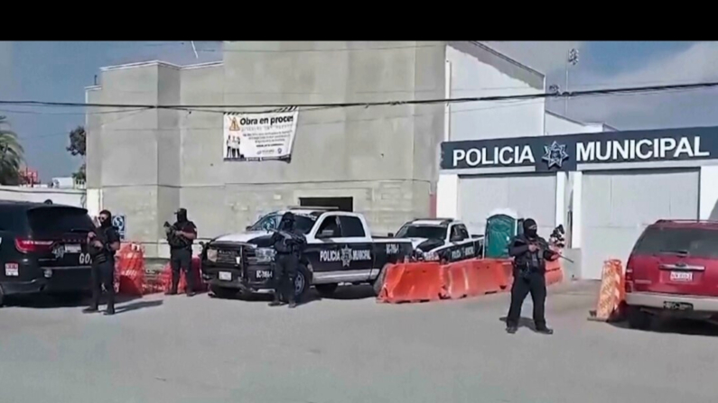 Policías de México montan guardia en la estación de Ensenada en Ensenada, México, el 2 de mayo de 2024. (Foto AP)
