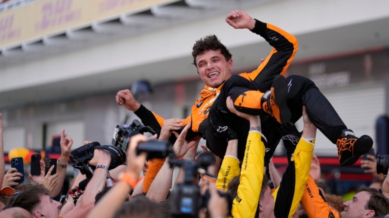 El piloto de McLaren Lando Norris es levantado tras ganar la carrera automovilística del Gran Premio de Fórmula 1 de Miami en Miami Gardens, Florida, el 5 de mayo de 2024. (Rebecca Blackwell/Foto AP)
