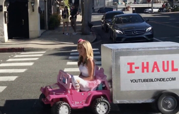 Jennifer Murphy conduciendo su Barbie Jeep por la calle en una captura de pantalla de vídeo. (Cortesía de Jennifer Murphy "GoGirl")