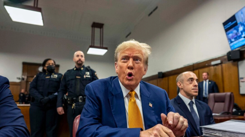 El expresidente Donald Trump asiste a su juicio por presunto encubrimiento de pagos de dinero subrepticio en la Corte Penal de Manhattan el 2 de mayo de 2024 en la ciudad de Nueva York. (Mark Peterson-Pool/Getty Images)
