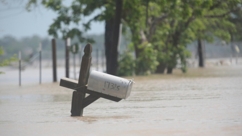 Un buzón está parcialmente sumergido en una calle inundada en una zona no incorporada del este del condado de Harris, cerca de Houston, el domingo 5 de mayo de 2024 por la mañana. (AP Photo/Lekan Oyekanmi)
