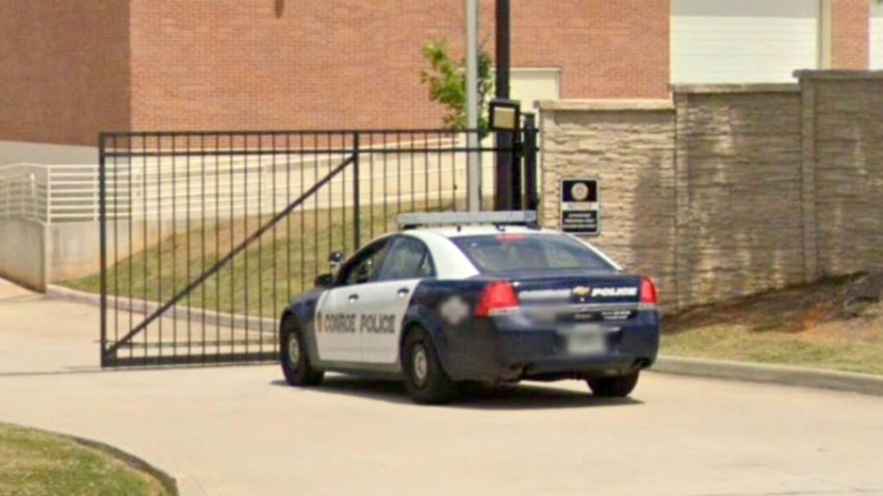 Un coche de policía en Conroe, Texas, en abril de 2022. (Google Maps/Screenshot vía The Epoch Times)