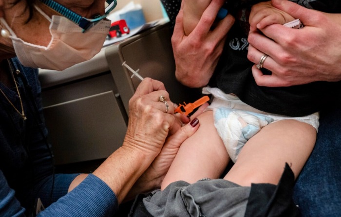 Un niño de 1 año recibe la vacuna Pfizer COVID-19 en Seattle, Washington, el 21 de junio de 2022. (David Ryder/Getty Images)