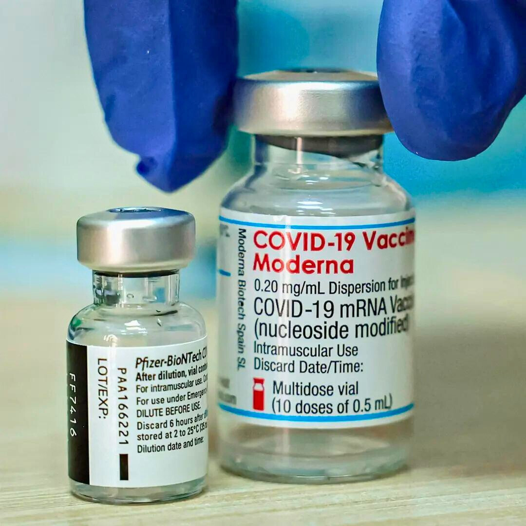 Viales de las vacunas COVID-19 de Moderna y Pfizer-BioNTech 