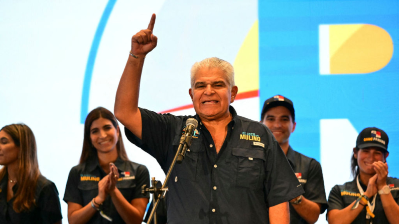 El presidente electo de Panamá, José Raúl Mulino, habla a sus partidarios tras ganar las elecciones presidenciales de Panamá en Ciudad de Panamá el 5 de mayo de 2024. (Martin Bernetti/AFP vía Getty Images)