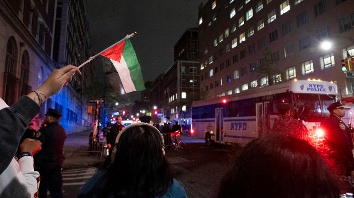El Departamento de Policía de Nueva York detiene a manifestantes pro-palestinos en la calle 114 y la avenida Amsterdam el martes por la noche, 30 de abril de 2024, en Nueva York. (Seyma Bayram vía AP)