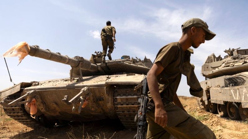 Soldados israelíes preparan un tanque cerca de la frontera con el sur de la Franja de Gaza, en el sur de Israel, el 2 de mayo de 2024. (Amir Levy/Getty Images)