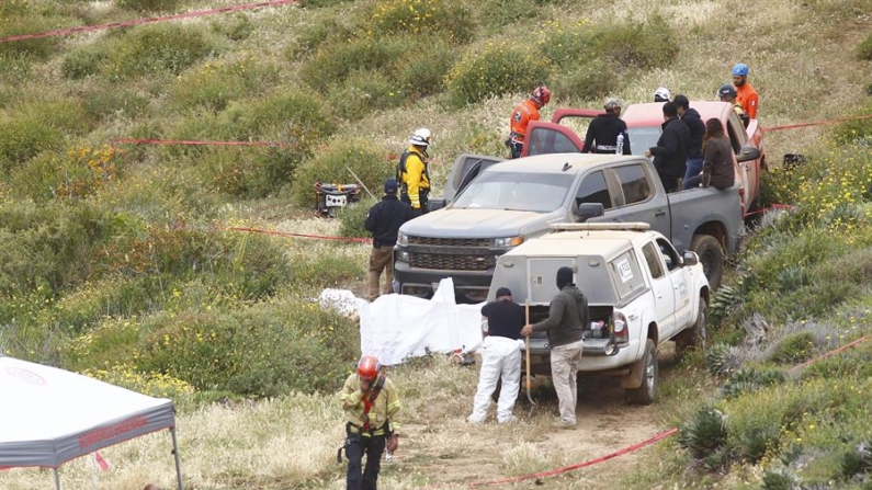 Peritos forenses trabajan en la zona donde se localizaron los cuerpos de dos surfistas australianos y un estadounidense el 2 de mayo de 2024 en el poblado Santo Tomas en la ciudad de Ensenada (México). EFE/Alejandro Zepeda