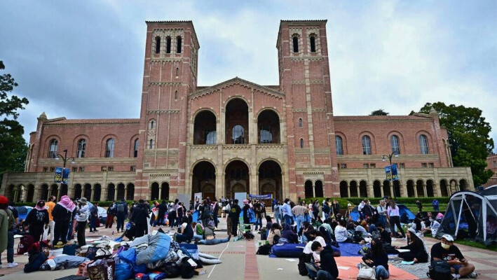 Estudiantes y activistas pro Palestina se reúnen en la plaza frente al Royce Hall de la Universidad de California en Los Ángeles el 25 de abril de 2024. (Frederic J. Brown/AFP vía Getty Images)
