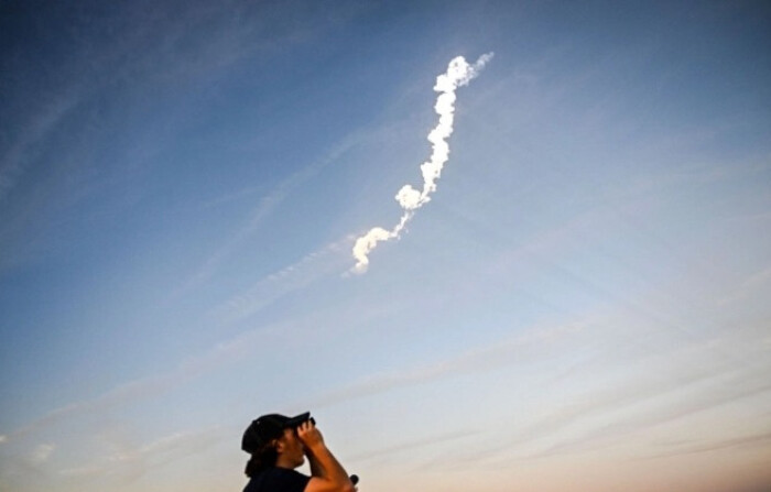 Un grupo de personas observa el lanzamiento de un cohete Falcon 9 de SpaceX que transporta 21 satélites Starlink de segunda generación desde el Complejo de Lanzamiento Espacial 40 del Centro Espacial Kennedy de la NASA, en Cocoa Beach, Florida, el 27 de febrero de 2023. (Chandan Khanna/AFP vía Getty Images)