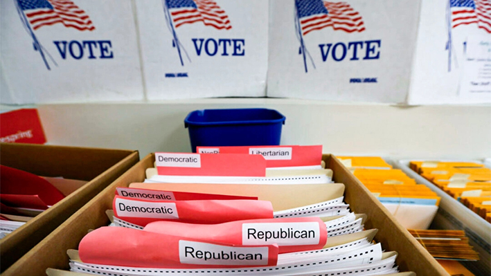 Las boletas para las elecciones primarias se ordenan por afiliación partidista en las oficinas del Comité Electoral del Condado de Lancaster en Lincoln, Nebraska, el 14 de abril de 2020.(AP Photo/Nati Harnik)
