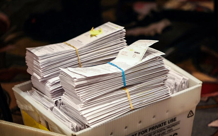 El 8 de noviembre de 2022, en el Centro Wisconsin de Milwaukee, Wisconsin, se muestran las papeletas electorales mientras los trabajadores cuentan las papeletas de voto por correo y en persona. (Scott Olson/Getty Images)