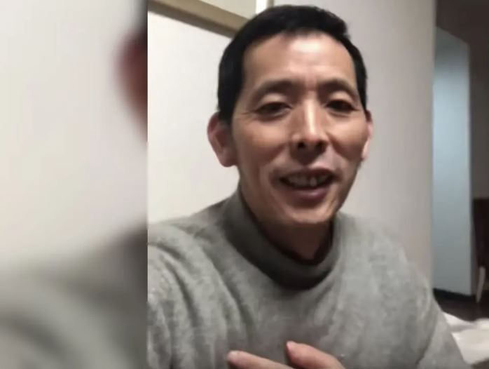 El periodista ciudadano chino Fang Bin en un vídeo de YouTube publicado el 4 de febrero de 2020 en el que informa de las muertes en Wuhan durante el brote de COVID-19. (Captura de pantalla vía The Epoch Times)