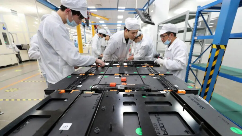 Trabajadores de una fábrica de Xinwangda Electric Vehicle Battery Co. Ltd, que fabrica baterías de litio para coches eléctricos y otros usos, en Nanjing, China, el 12 de marzo de 2021. (STR/AFP vía Getty Images)