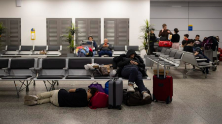 Aeropuerto de Porto Alegre puede seguir cerrado hasta fin de mes por inundaciones