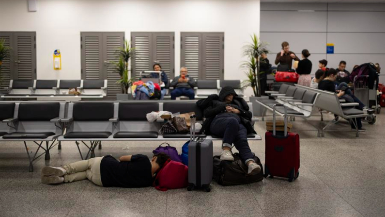 Pasajeros duermen tras la cancelación de sus vuelos el 3 de mayo de 2024, en el aeropuerto internacional Salgado Filho de Porto Alegre (Brasil). EFE/ Isaac Fontana