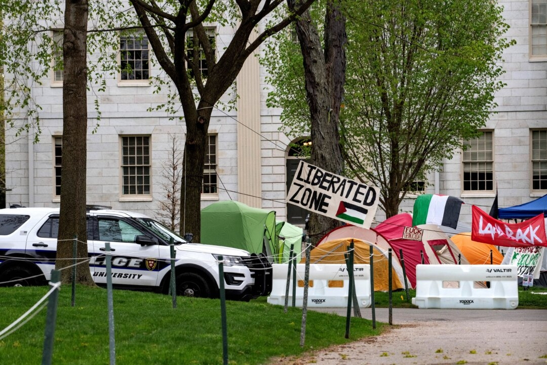 Universidades advierten a manifestantes pro-Palestina que retiren campamentos o serán detenidos