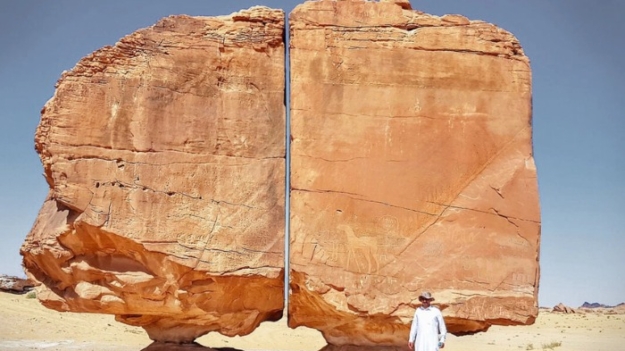 Roca gigante asombra a los científicos por corte perfecto con láser: Algunos dicen que son Aliens