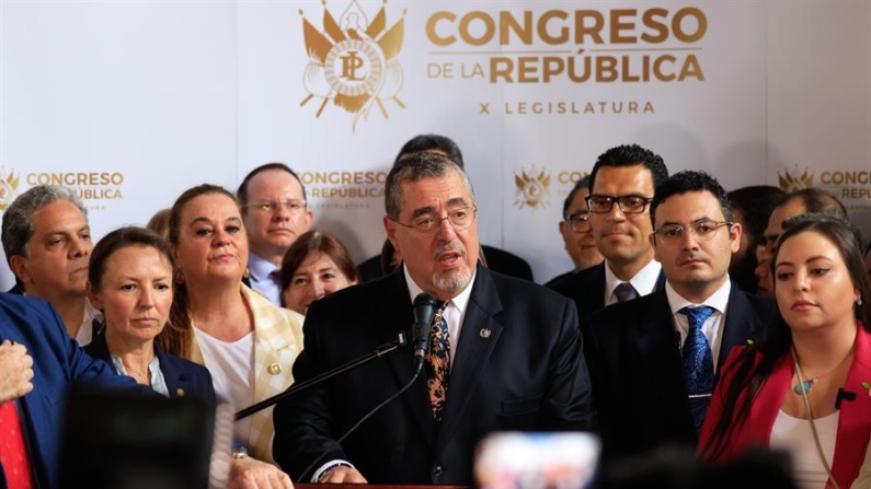 El presidente de Guatemala, Bernardo Arévalo de León, pronuncia un discurso al entregar ante el Congreso una iniciativa para reformar la ley interna de la Fiscalía este lunes 6 de mayo de 2024 en Ciudad de Guatemala (Guatemala). EFE/ Danilo Ramírez
