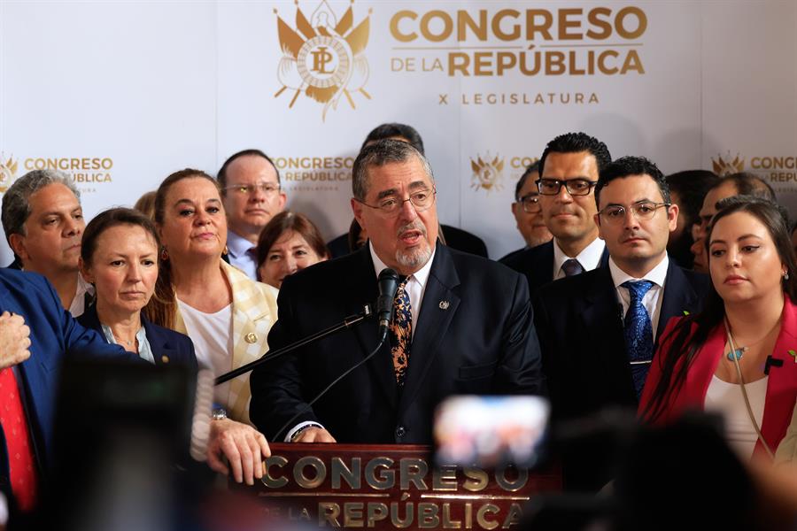 El presidente de Guatemala entrega una reforma de ley en el Congreso para remover a fiscal