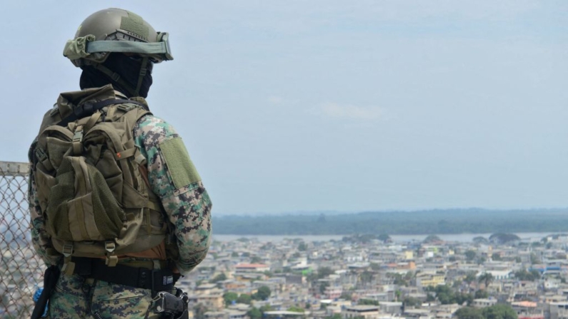 Un soldado patrulla el cerro Las Cabras, en la provincia de Guayas (Ecuador) el 18 de septiembre de 2023. (Gerardo Menoscal/AFP vía Getty Images)