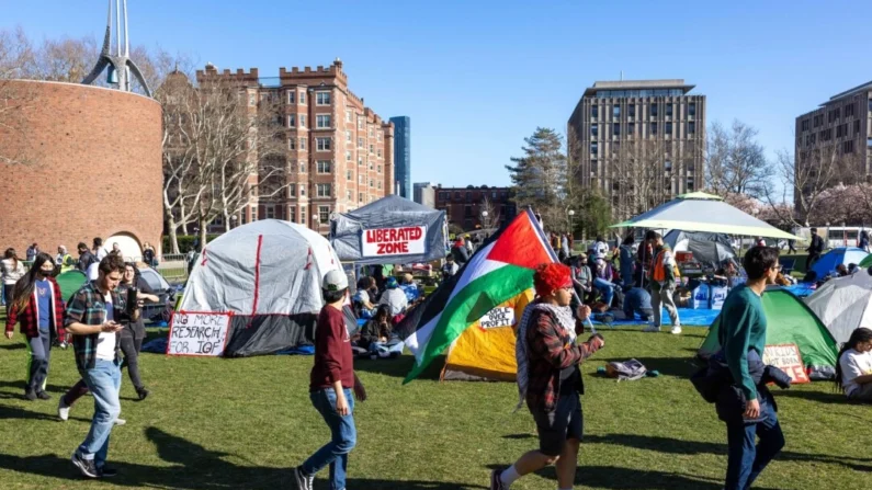 Manifestación en un campamento de protesta en el Kresge Lawn del Instituto Tecnológico de Massachusetts (MIT), en Cambridge, Massachusetts, el 22 de abril de 2024. (Scott Eisen/Getty Images)
