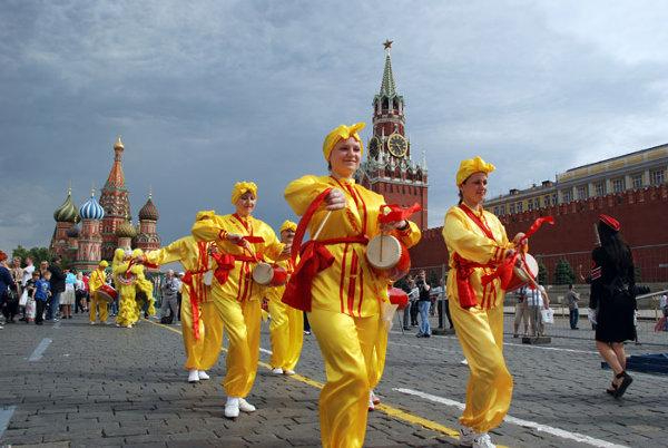 Practicantes de Falun Gong participan en un desfile alrededor de la Plaza Roja, a las afueras del Kremlin en Moscú, el 27 de mayo. (The Epoch Times)