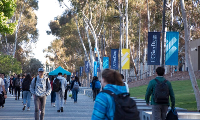 Estudiantes se desplazan entre clases en la Universidad de California-San Diego, San Diego, California, el 15 de mayo de 2018. (Yang Jie/The Epoch Times)
