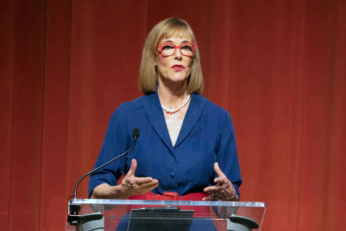 La vicegobernadora Suzanne Crouch habla durante un debate organizado y presentado por la Comisión de Debates de Indiana el 23 de abril de 2024, en Indianápolis. (Darron Cummings/Foto AP)