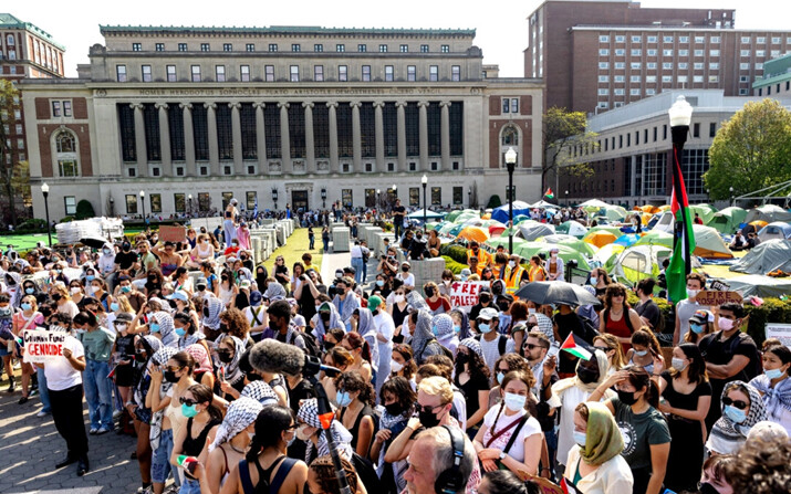 Manifestantes pro-palestinos celebran un breve mitin tras marchar alrededor del "Campamento de Solidaridad con Gaza" en el West Lawn de la Universidad de Columbia, en Nueva York, el 29 de abril de 2024. (Michael M. Santiago/Getty Images)
