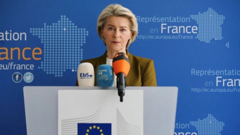 La presidenta de la Comisión Europea, Ursula von der Leyen, pronuncia un discurso ante la prensa en la representación francesa de la Comisión Europea en París el 6 de mayo de 2024. (Dimitar Dilkoff/AFP vía Getty Images)