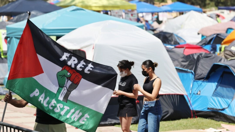 Un manifestante porta una bandera palestina en una acampada propalestina en la UCLA de Los Ángeles el 30 de abril de 2024. (Mario Tama/Getty Images)
