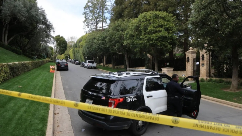 Se ven coches de policía detrás de la cinta de precaución frente a la casa del productor y músico Sean 'Diddy' Combs en Los Ángeles el 25 de marzo de 2024. (David Swanson/AFP vía Getty Images)
