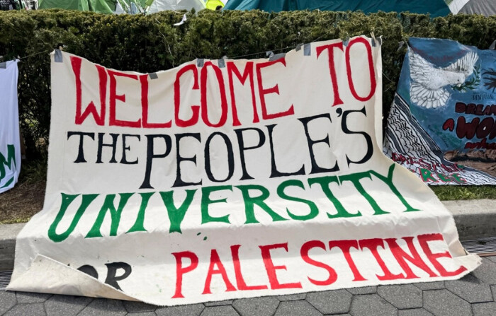 Estudiantes de la Universidad de Columbia protestan contra el conflicto entre Israel y Gaza en la Universidad de Columbia en Nueva York el 27 de abril de 2024. (Emel Akan/The Epoch Times) 
